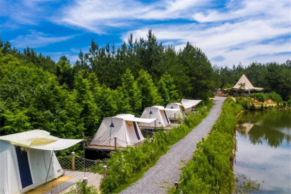 安吉猪罗纪营地湖畔林间轻奢露营体验，多种露营形式任选-和风乐游农庄(图2)