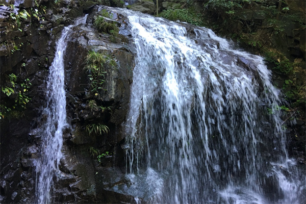探秘藏龙百瀑景区,自然奇观与人文魅力的完美融合-和风乐游农庄(图2) 探秘藏龙百瀑景区,自然奇观与人文魅力的完美融合-和风乐游农庄(图2)