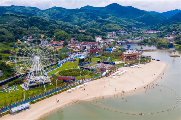 安吉荣耀天空之城夏日玩水攻略，小三亚沙滩摩天轮体验-和风乐游农庄(图1)