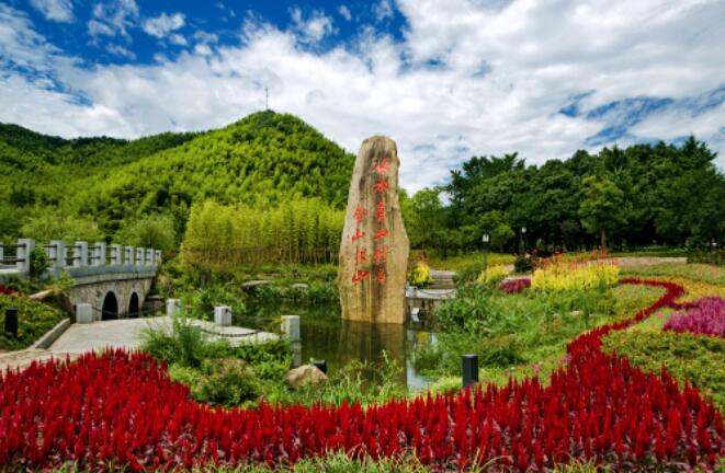 安吉最美配色盘点：从嘉年红到星空紫的色彩盛宴-和风乐游农庄(图1)