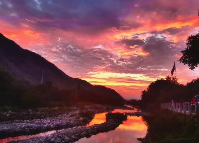 安吉最美配色盘点：从嘉年红到星空紫的色彩盛宴-和风乐游农庄(图2)