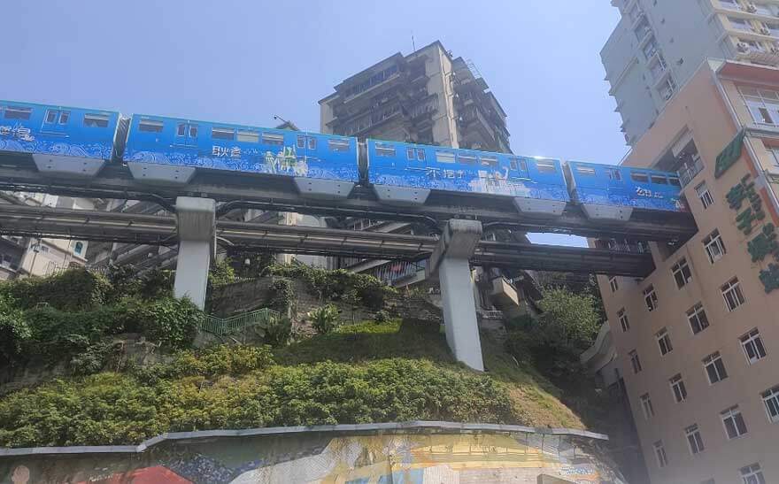 李子坝轻轨站 重庆旅游全攻略:解锁8D魔幻山城的吃喝玩乐与人文秘境-和风乐游农庄(图3)