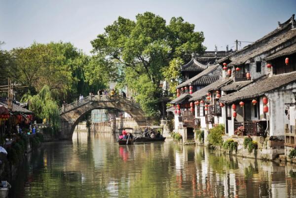 枫泾古镇：江南水乡文化名镇的历史魅力与艺术传承-和风乐游农庄(图1)