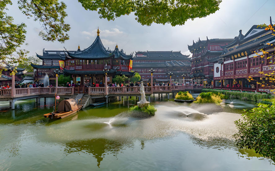 城隍庙.jpg 上海旅游景点TOP20深度解析指南,魔都经典地标与小众秘境全攻略-和风乐游农庄(图2)