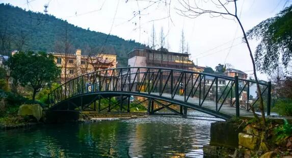 自驾游安吉感受山水情，青山绿水间的自由之旅-和风乐游农庄(图1)