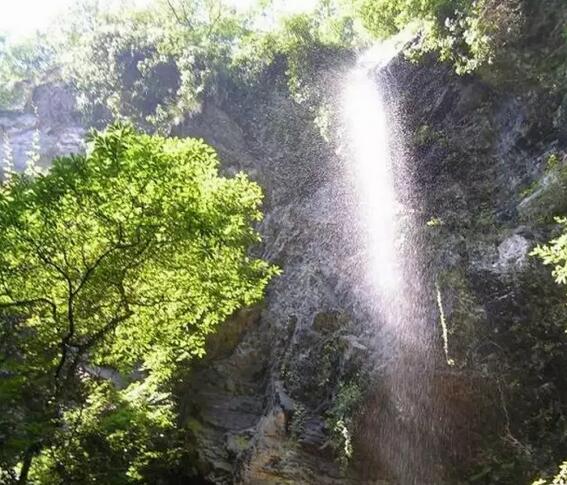 安吉发现神秘石长城地质奇观，石灰岩中天然形成的壮观地貌-和风乐游农庄(图2)