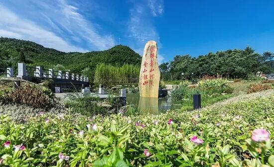 安吉余村美丽乡村建设典范：两山思想发源地的生态旅游实践-和风乐游农庄(图1)