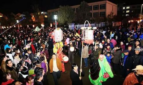 杭垓元宵龙灯会万人空巷,非遗文化盛宴震撼山镇-和风乐游农庄(图4) 杭垓元宵龙灯会万人空巷,非遗文化盛宴震撼山镇-和风乐游农庄(图4)