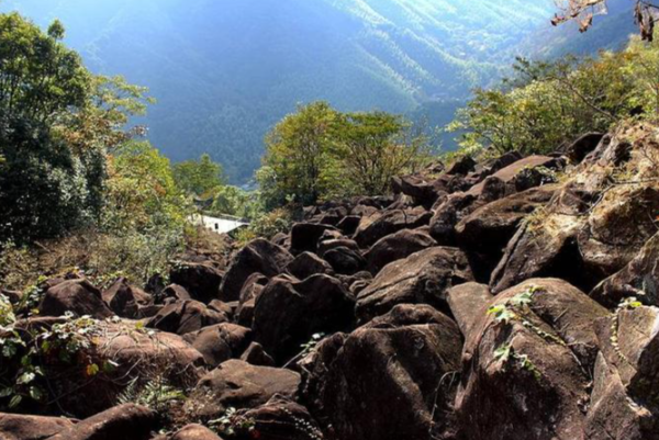 探秘安吉深溪大石浪:亚洲最大裂谷石浪奇观-和风乐游农庄(图3) 探秘安吉深溪大石浪:亚洲最大裂谷石浪奇观-和风乐游农庄(图3)
