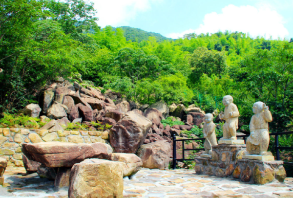 探秘安吉深溪大石浪:亚洲最大裂谷石浪奇观-和风乐游农庄(图2) 探秘安吉深溪大石浪:亚洲最大裂谷石浪奇观-和风乐游农庄(图2)