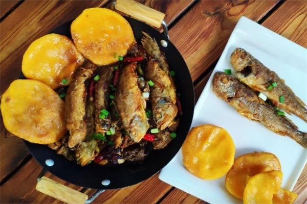 贴饽饽熬小鱼(图1)