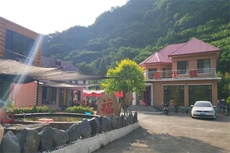 温泉小镇民宿 - 和风乐游农庄