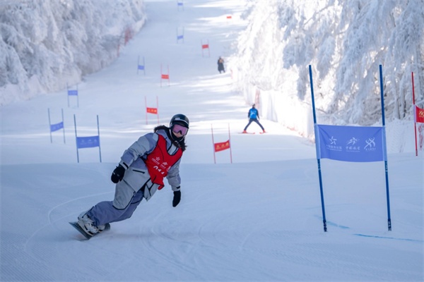 伏牛山滑雪度假乐园(图1)