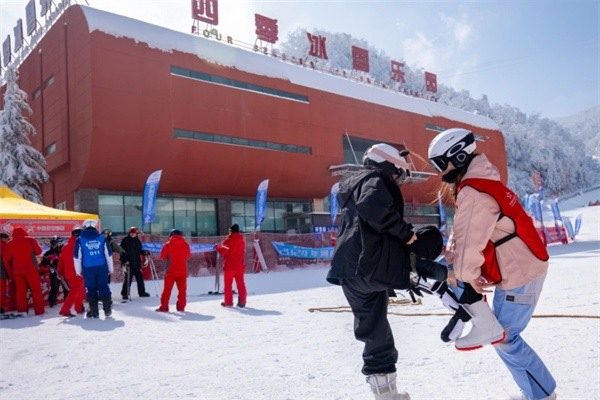 伏牛山滑雪度假乐园(图2)